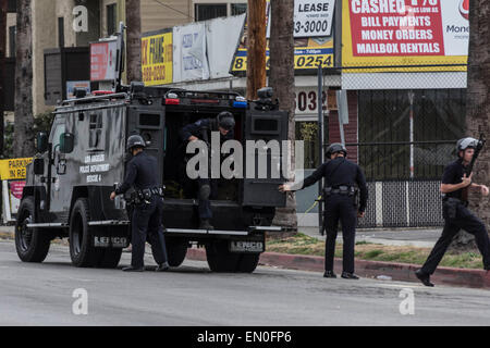 Los Angeles CA, Stati Uniti d'America 24 aprile 2015 membri del Los Angeles Police SWAT team durante un ore lungo di stand off con un uomo con una pistola che è stata ripresa da un balcone Credito: Chester marrone/Alamy Live News Foto Stock