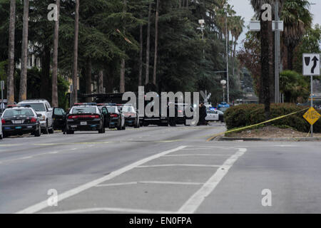 Los Angeles CA, Stati Uniti d'America 24 aprile 2015 membri del Los Angeles Police SWAT team durante un ore lungo di stand off con un uomo con una pistola che è stata ripresa da un balcone Credito: Chester marrone/Alamy Live News Foto Stock