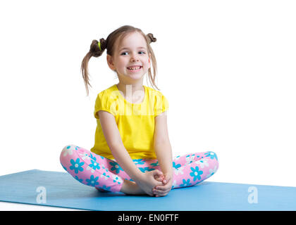 Bambino ragazza fa ginnastica in seduta butterfly pongono isolato su bianco Foto Stock