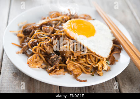 Fried Char Kuey Teow che popolare è un piatto a base di noodle in Malesia, Indonesia, nel Brunei e a Singapore Foto Stock