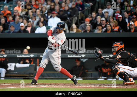 Baltimore, Maryland, Stati Uniti d'America. 24 apr, 2015. Boston Red Sox center fielder Brock Holt (26) oscilla a sfera durante il Major League Baseball gioco tra Boston Red Sox e i Baltimore Orioles tenutosi a Rigogolo Park a Camden Yards in Baltimore, Maryland. Boston sconfigge Baltimore 7-5. Eric Canha/CSM/Alamy Live News Foto Stock