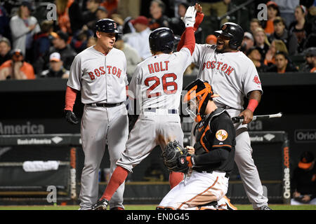 Baltimore, Maryland, Stati Uniti d'America. 24 apr, 2015. Boston Red Sox center fielder Brock Holt (26) festeggia un 3 run homerun con terzo baseman Pablo Sandoval (48) a destra e a sinistra fielder Allen Craig (5) (sinistra) durante il Major League Baseball gioco tra Boston Red Sox e i Baltimore Orioles tenutosi a Rigogolo Park a Camden Yards in Baltimore, Maryland. Boston sconfigge Baltimore 7-5. Eric Canha/CSM/Alamy Live News Foto Stock