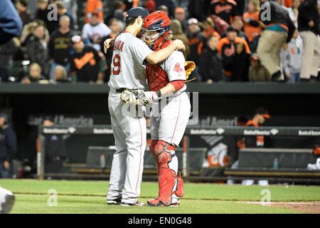 Baltimore, Maryland, Stati Uniti d'America. 24 apr, 2015. Boston Red Sox lanciatore di rilievo Koji Uehara (19) e catcher Ryan Hanigan (10) congratularmi con ogni altro dopo aver vinto il Major League Baseball gioco tra Boston Red Sox e i Baltimore Orioles tenutosi a Rigogolo Park a Camden Yards in Baltimore, Maryland. Boston sconfigge Baltimore 7-5. Eric Canha/CSM/Alamy Live News Foto Stock