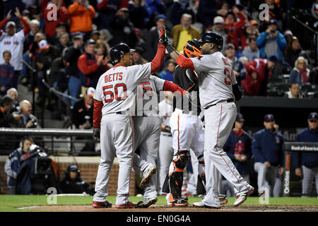 Baltimore, Maryland, Stati Uniti d'America. 24 apr, 2015. Boston Red Sox designato hitter David Ortiz (34) battendo il cinque center fielder Mookie Betts (50) dopo un punteggio 3 run homerun durante il Major League Baseball gioco tra Boston Red Sox e i Baltimore Orioles tenutosi a Rigogolo Park a Camden Yards in Baltimore, Maryland. Boston sconfigge Baltimore 7-5. Eric Canha/CSM/Alamy Live News Foto Stock