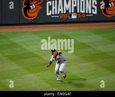 Baltimore, Maryland, Stati Uniti d'America. 24 apr, 2015. Boston Red Sox left fielder Hanley Ramirez (13) rende un gioco durante il Major League Baseball gioco tra Boston Red Sox e i Baltimore Orioles tenutosi a Rigogolo Park a Camden Yards in Baltimore, Maryland. Boston sconfigge Baltimore 7-5. Eric Canha/CSM/Alamy Live News Foto Stock