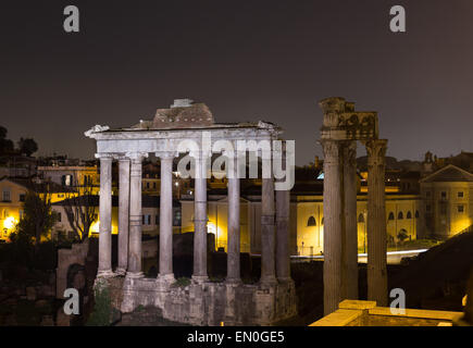 Parte del Tempio di Saturno e il Tempio di Vespasiano e Tito rovine di Roma di notte Foto Stock