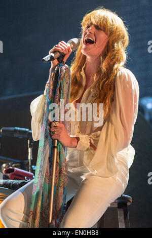 Indio, California, Stati Uniti d'America. Xix Apr, 2015. Il cantante FLORENCE WELCH di Firenze e la macchina esegue insediato dopo la rottura il suo piede di una settimana prima a tre giorni di musica di Coachella e Arts Festival presso Empire Polo Club di Indio, California © Daniel DeSlover/ZUMA filo/Alamy Live News Foto Stock