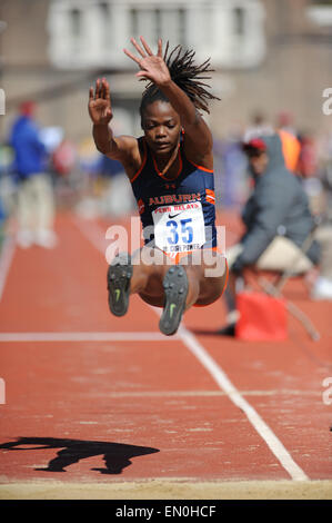 Philadelphia, Pennsylvania, USA. 24 apr, 2015. DEJA HILLMAN di Auburn compete nel CW Salto triplo al relè di Penn a Franklin campo. Credito: Ricky Fitchett/ZUMA filo/Alamy Live News Foto Stock