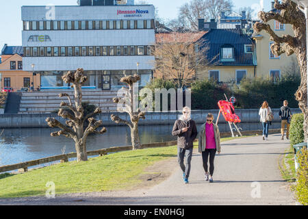 Una giovane coppia gode di una Domenica a piedi sulla giornata di sole durante la primavera in Norrkoping, Svezia Foto Stock