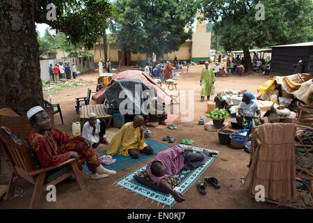 Musulmani sono state spostate dalla violenza nella Repubblica Centrafricana. Essi hanno trovato rifugio in e attorno alla moschea Foto Stock