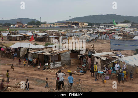 Gli sfollati hanno trovato rifugio in aeroporto Mpoko nella Repubblica Centrale Africana Foto Stock