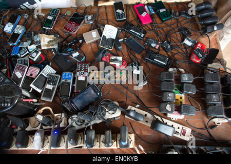 Caricabatterie per telefono il boot in Africa Foto Stock