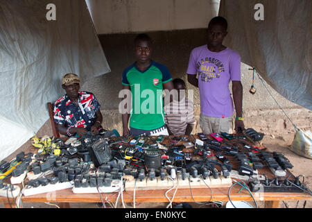 Caricabatterie per telefono il boot in africa Foto Stock