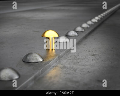 Fila di rivetti sul metallo grunge background. Una golden rivetto nella fila. Il concetto di leadership. Foto Stock