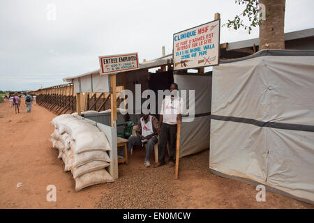 L'ospedale di Emergency nel Mpoko Refugee Camp (aeroporto) in auto Foto Stock