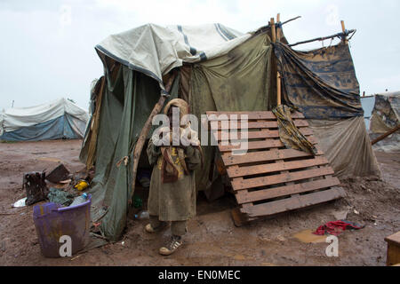 I cristiani sfollati hanno trovato rifugio in aeroporto Mpoko, auto Foto Stock