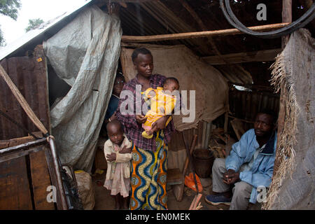 I cristiani sfollati hanno trovato rifugio in aeroporto Mpoko, auto Foto Stock