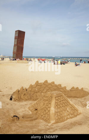 La gente sulla spiaggia di Barceloneta con Rebecca corna scultura L'Estel Ferit (feriti Shooting Star), barcellona catalogna Foto Stock