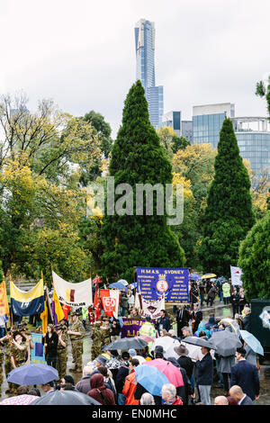 Melbourne, Australia. Il 25 aprile 2015. Anzac Day marzo di veterano e servendo il personale militare e per i loro discendenti, da Princes ponte per il Tempio della Rimembranza, in condizioni di tempo piovoso. Questo anno di Anzac Day segna il centenario poiché il Gallipoli lo sbarco di Anzac e soldati alleati in Turchia il 25 aprile 2015. Credito: Kerin Forstmanis/Alamy Live News Foto Stock