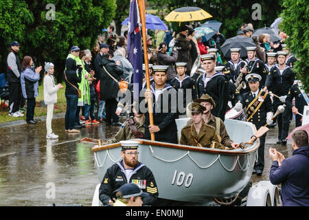 Melbourne, Australia. Il 25 aprile 2015. Anzac Day marzo di veterano e servendo il personale militare e per i loro discendenti, da Princes ponte per il Tempio della Rimembranza, in condizioni di tempo piovoso. Questo anno di Anzac Day segna il centenario poiché il Gallipoli lo sbarco di Anzac e soldati alleati in Turchia il 25 aprile 2015. Una caratteristica speciale del 2015 marzo era il mese di marzo di medaglie che ha consentito a un membro della famiglia che indossa le medaglie dei loro nonni a marzo in luogo di quella guerra ANZAC. Credito: Kerin Forstmanis/Alamy Live News Foto Stock