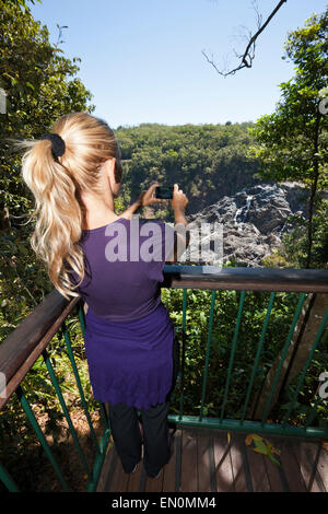 Turistica prendendo immagini di Barron Falls cascata, Kuranda, Cairns, Australia Foto Stock