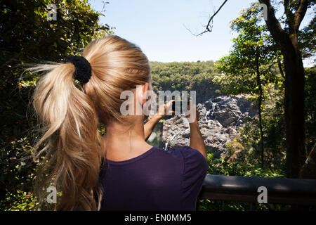 Turistica prendendo immagini di Barron Falls cascata, Kuranda, Cairns, Australia Foto Stock