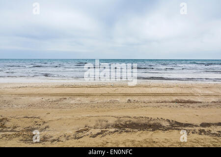 Solitaria spiaggia di sabbia in Italia costa durante un giorno nuvoloso. Foto Stock