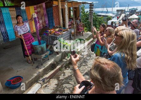 Intrecciato tradizionale tessile Maya, Guatemala Foto Stock