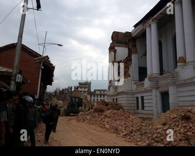 Kathmandu, Nepal. Xxv Aprile, 2015. Un edificio crollato si osserva dopo un terremoto in Durbar Square a Kathmandu, capitale del Nepal, il 25 aprile 2015. Un 8.1-grandezza terremoto ha colpito il Nepal, a 2:11 p.m. (Ora di Pechino) (0622 GMT) Sabato, terremoto in Cina Centro reti detto. Credito: Zhou Shengping/Xinhua/Alamy Live News Foto Stock