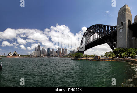 Panorama della baia di Sydney e il Porto di Sydney, Australia, la vista dello skyline di Sydney e il Sydney Opera House. Foto Stock
