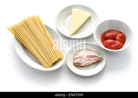 La pasta italiana amatriciana ingredienti, bucatini, pomodoro, pecorino romano e guanciale Foto Stock