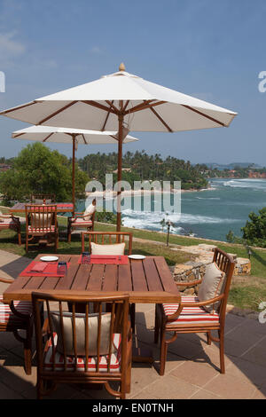 Cape Weligama,Sri Lanka: ristorante terrazza con una vista sull Oceano Indiano Foto Stock