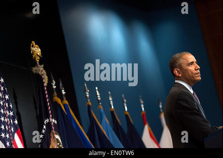 McLean, Virginia. 24 apr, 2015. Il Presidente degli Stati Uniti Barack Obama parla nel corso di una cerimonia che segna il decimo anniversario della formazione per l'ufficio del direttore della National Intelligence, presso la sua sede il 24 aprile 2015 a McLean, Virginia. Credito: Kevin Dietsch/Piscina via CNP - nessun filo SERVICE - Credit: dpa/Alamy Live News Foto Stock