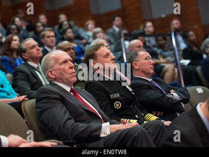 McLean, Virginia. 24 apr, 2015. Il Direttore della CIA John Brennan (L) e Direttore della National Security Agency Mike Rogers di ascoltare come il Presidente Barack Obama parla nel corso di una cerimonia che segna il decimo anniversario della formazione per l'ufficio del direttore della National Intelligence, esso è la sede del 24 aprile 2015 a McLean, Virginia. Credito: Kevin Dietsch/Piscina via CNP - nessun filo SERVICE - Credit: dpa/Alamy Live News Foto Stock