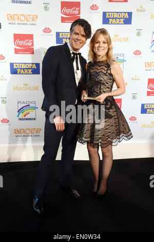 Ruggine, Germania. 24 apr, 2015. Cantante olandese Ilse de Lange (R) e musicista JB Meijers della comune Linnets Garvey pongono prima alla Radio Regenbogen (arcobaleno) cerimonia di premiazione presso l'Europa-Park di Rust, Germania, 24 aprile 2015. Essi hanno ricevuto il nuovo arrivato banda internazionale Award 2014 all'evento. Foto: ULI DECK/dpa/Alamy Live News Foto Stock