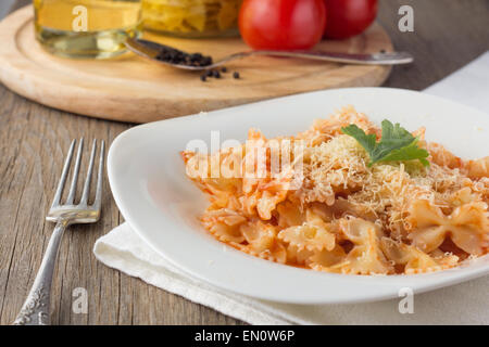 Farfalle con salsa di pomodoro e formaggio orizzontale messa a fuoco selettiva Foto Stock