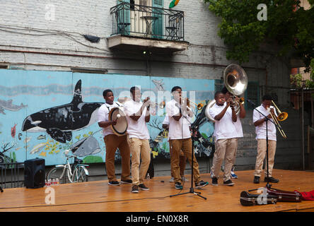 NEW ORLEANS, Louisiana,USA: juniorazz fascia giocare presso il Quartiere Francese Festival Foto Stock
