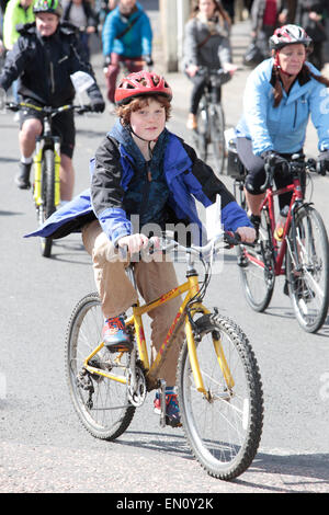 Edimburgo, Scozia, Regno Unito. Xxv Aprile, 2015. Centinaia di ciclisti e pedoni scendono sul Parlamento scozzese a una campagna per il miglioramento di infrastrutture per aiutare i ciclisti Credito: Richard Dyson/Alamy Live News Foto Stock