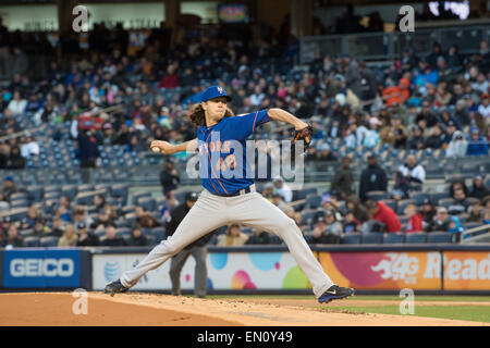 Bronx, New York, Stati Uniti d'America. 24 apr, 2015. Mets pitcher Giacobbe DEGROM sulla montagnola nel primo inning NY Yankees contro NY Mets, lo Yankee Stadium, Venerdì, 24 aprile 2015. Credito: Bryan Smith/ZUMA filo/Alamy Live News Foto Stock