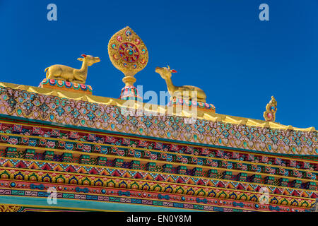 Dettagli architettonici del buddismo davanti al cancello del monastero di Tengboche in Nepal Foto Stock