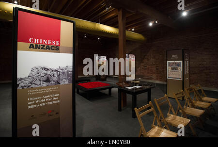 Melbourne, Australia. 24 apr, 2015. Foto realizzata il 24 aprile 2015 illustra parte del 'ANZAC cinese: Chinese-Australians e la Prima Guerra Mondiale " mostra al Museo Cinese a Melbourne, Australia. Centinaia di migliaia di australiani di sabato ha commemorato il Anzac Day, il centesimo anniversario della sfortunata campagna di Gallipoli che è venuto a definire l'Anzac spirito. Credito: Bai Xue/Xinhua/Alamy Live News Foto Stock