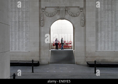 Un paio di occhi in corrispondenza di pareti piene di nomi del British Commonwealth e soldati uccisi durante la Prima Guerra Mondiale inciso sul Foto Stock