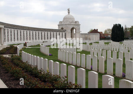 Le tombe dei soldati uccisi durante la Prima Guerra Mondiale a Tyne Cot cimitero, vicino a Ypres, Belgio. Foto Stock