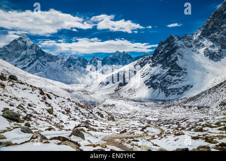 Bellissima vista sull'Ama Dablam e Kanthega picchi, con Dughla villaggio della distanza nella Hymalayas Foto Stock