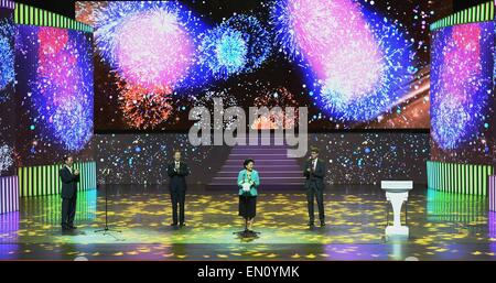 Suzhou, cinese della provincia di Jiangsu. Xxv Aprile, 2015. Chinese Vice Premier Liu Yandong (seconda R) assiste alla cerimonia di apertura del mondiale 2015 Campionati di Ping Pong in Suzhou, est cinese della provincia di Jiangsu, 25 aprile 2015. Credito: Li Xiang/Xinhua/Alamy Live News Foto Stock