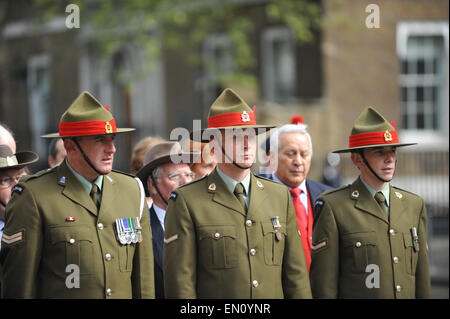 Whitehall, Londra, Regno Unito. Xxv Aprile 2015. I membri delle forze armate e ai discendenti di coloro che hanno preso parte alla campagna di Gallipoli frequentare la commemorazione centenaria presso il Cenotafio su Whitehall. Credito: Matteo Chattle/Alamy Live News Foto Stock