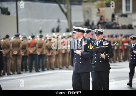 Whitehall, Londra, Regno Unito. Xxv Aprile 2015. I membri delle forze armate e ai discendenti di coloro che hanno preso parte alla campagna di Gallipoli frequentare la commemorazione centenaria presso il Cenotafio su Whitehall. Credito: Matteo Chattle/Alamy Live News Foto Stock