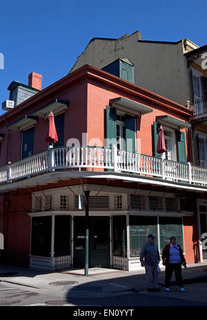 New Orleans, Louisiana: architettura coloniale Francese sul Bourboun Street, Quartiere Francese Foto Stock