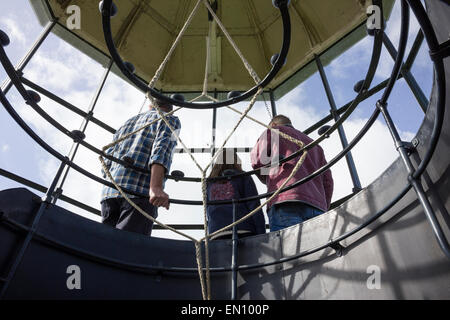 In alto di Smeaton's Tower su Plymouth Hoe, Plymouth, South Devon: persone che guardano a vista Foto Stock