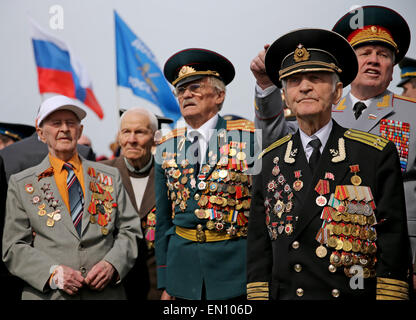 Torgau, Germania. Xxv Aprile, 2015. Veterani russo con più decorazioni militari assistere ad una cerimonia intitolata "70 anni di Elba giorno' in Torgau, Germania, 25 aprile 2015. Durante la "Elbe giorno' Torgau celebra il settantesimo anniversario della raccolta dei sovietici e noi esercito verso la fine della Seconda Guerra Mondiale. La mostra al Castello di Hartenfels corre dal 24 aprile al 31 maggio e include 30 schede con fotografie storiche a partire dalla fine della Seconda Guerra Mondiale. Foto: JAN WOITAS/dpa/Alamy Live News Foto Stock